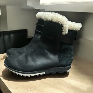 Sorel  Harlow Sherpa Ankle Boots  Size 6